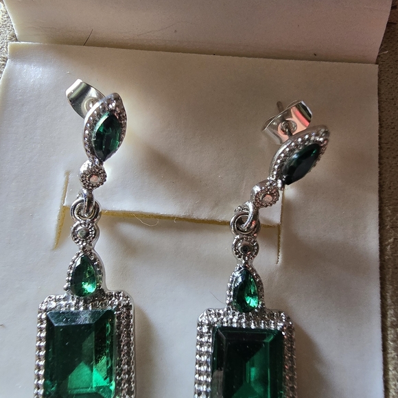 Elegant Silver and Green Drop Earrings - Picture 1 of 2